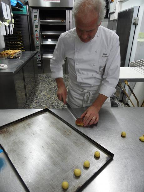 Sacchetti al lavoro nel suo laboratorio