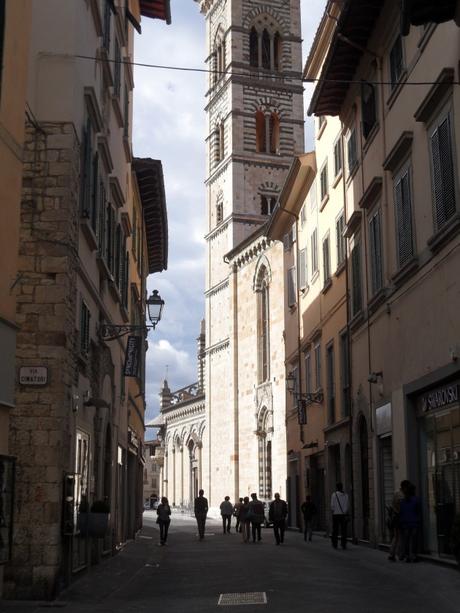 il campanile del Duomo visto da via Garibaldi, sede della pasticceria di Paolo Sacchetti