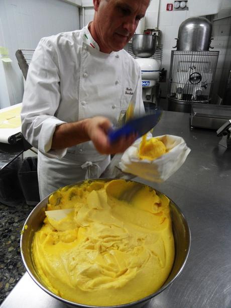 Sacchetti mette la crema nella sac à poche per farcire i cremini