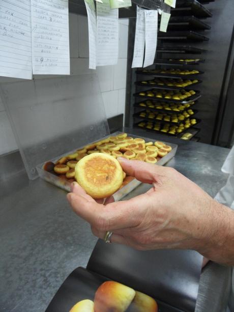 Ogni pesca è composta da 12 g di pasta, 12 di crema e 12 di Alchermes