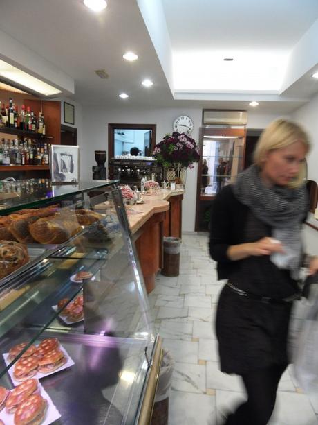 L'interno del Caffè Nuovo Mondo, terza pasticceria d'Italia secondo Gambero Rosso