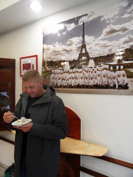 Un cliente gusta un dolce nella pasticceria