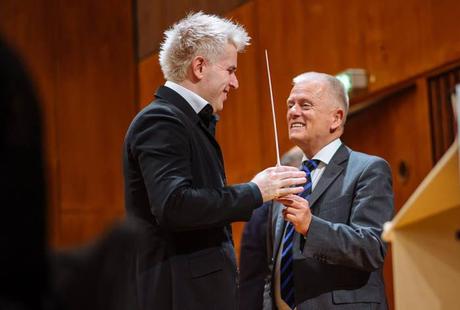 Fritz Kuhn, Oberbürgermeister di Stuttgart, consegna a Dan Ettinger la bacchetta. Foto ©Martin Lorenz