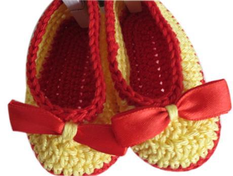 Idee regalo per neonata Artigianali scarpe-uncinetto-idea-regalo-neonata copia