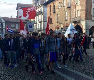 PAVIA. Rete degli Studenti Medi protesta: eccessivi costi scuola 