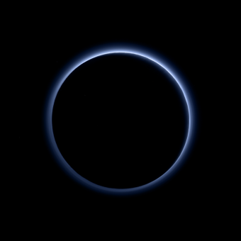 Immagine composita della foschia atmosferica di Plutone, ottenuta da riprese effettuate il 14 luglio 2015 dalla camera Ralph a bordo di New Horizons. Crediti: NASA / JHUAPL / SwRI