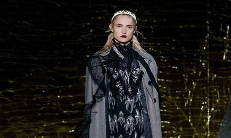 Tendenze moda 2016: Miu Miu, Prada dice addio al romanticismo e dà il via alla ribellione