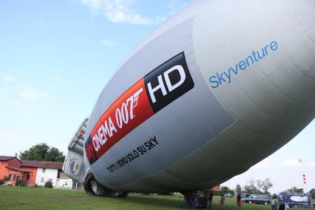 Un dirigibile attraversa il cielo di Milano per inaugurare Sky Cinema 007 HD
