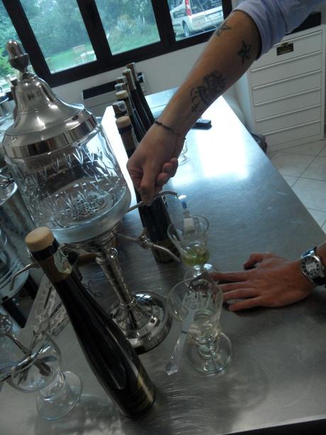 Dalla fontana, oggetto tipico dei bistrot ottocenteschi, si spilla l'acqua per allungare l'assenzio