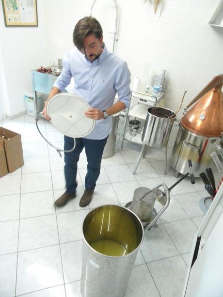 Saverio prepara il limoncello