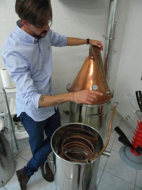 Saverio mostra il funzionamento dell'alambicco, strumento da distilleria