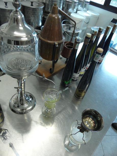 Riproduzioni di oggetti d'epoca usati per servire l'assenzio