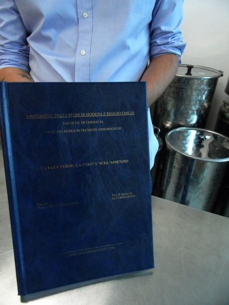Saverio mostra la sua tesi di laurea in Tecniche Erboristiche sull'Assenzio
