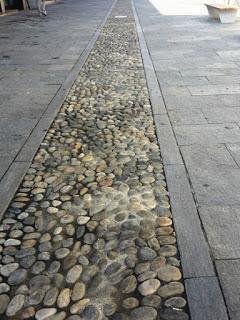Il perché dei sentieri urbani in ciottoli.
