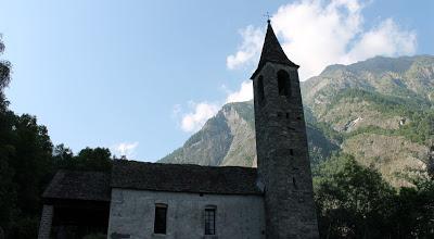 Dove si innalzano brusche pareti di roccia.