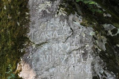 Dove si innalzano brusche pareti di roccia.