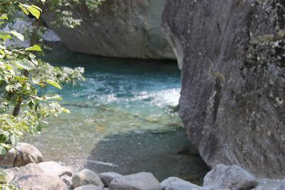 Dove si innalzano brusche pareti di roccia.