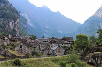 Dove si innalzano brusche pareti di roccia.