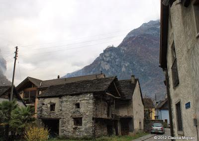 Dove si innalzano brusche pareti di roccia.