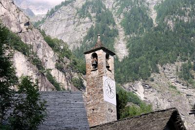 Dove si innalzano brusche pareti di roccia.