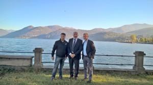 Il presidente della Canottieri Luino, Luigi Manzo, il presidente della Federazione Italiana Canottieri, Giuseppe Abbagnale, e il sindaco di Luino Andrea Pellicini