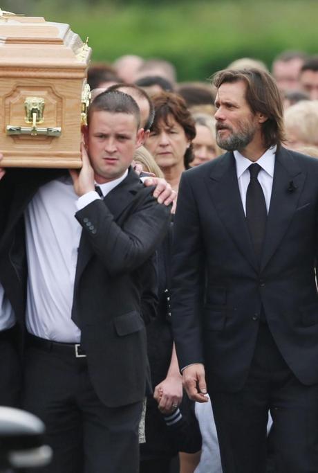 Jim Carrey porta la bara dell’ex fidanzata Cathriona White. E su Twitter scrive: “Love cannot be lost”