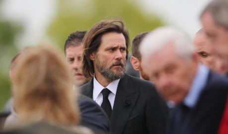 Jim Carrey porta la bara dell’ex fidanzata Cathriona White. E su Twitter scrive: “Love cannot be lost”