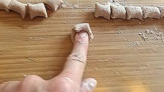 Orecchiette (più o meno) al farro al sugo di zucca e nocciole