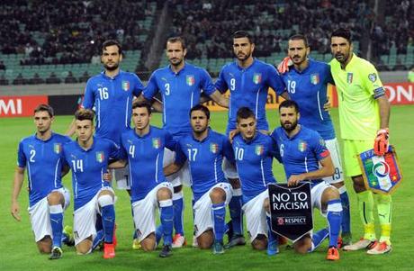 La Nazionale Italiana posa prima di Azerbaigian-Italia. Da sx, in alto: Marco Parolo, Giorgio Chiellini, Graziano Pelle, Leonardo Bonucci, Gianluigi Buffon; in basso: Mattia De Sciglio, Stephan El Shaarawy, Matteo Darmian, Eder, Marco Verratti, Antonio Candreva. Afp