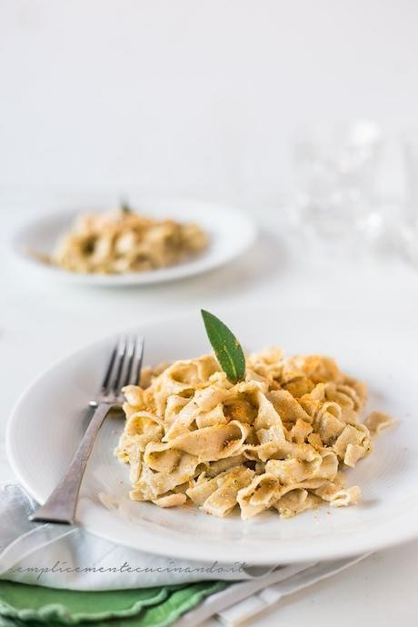 Tagliatelle solo albumi pesto di salvia e polvere di zucca