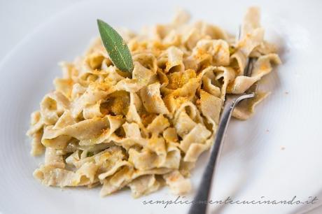 Tagliatelle solo albumi pesto di salvia e polvere di zucca