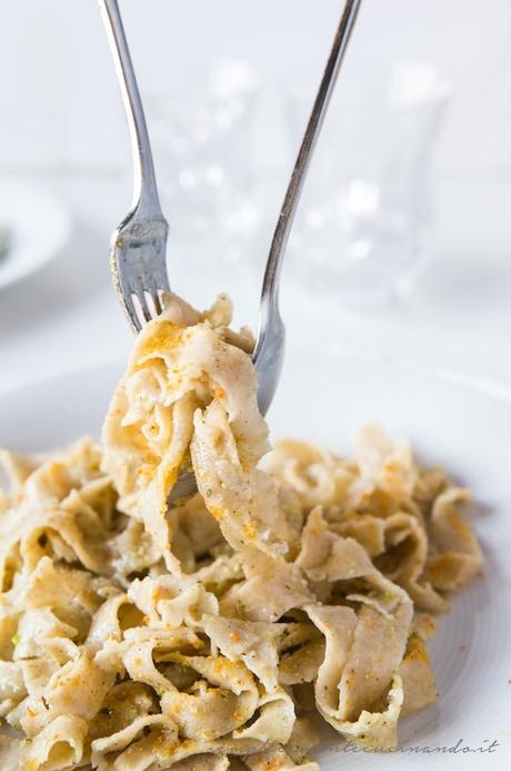 Tagliatelle solo albumi pesto di salvia e polvere di zucca