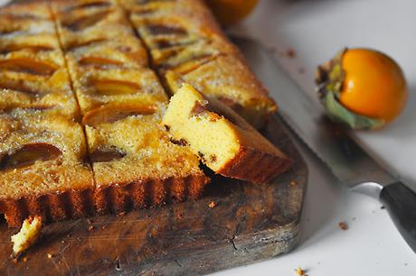 Torta morbida con panna acida, gocce di cioccolato e cachi