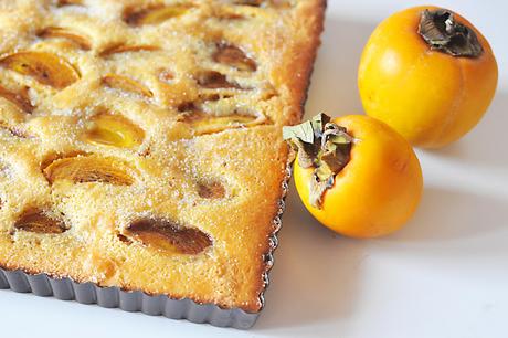 Torta morbida con panna acida, gocce di cioccolato e cachi