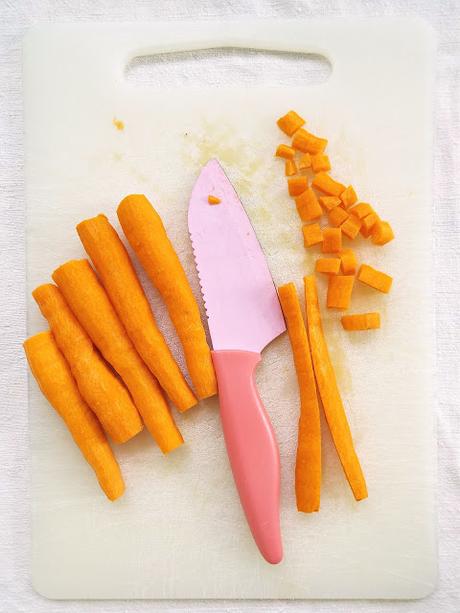 Uva in insalata con carote, mais e mandorle