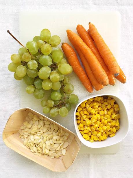 Uva in insalata con carote, mais e mandorle