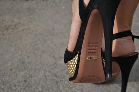 sandali in suede nero e plateau oro schutz come abbinare i sandali neri e oro scarpe gioiello scarpe eleganti schutz shoes  mariafelicia magno fashion blogger colorblock by felym fashion bloggers italy