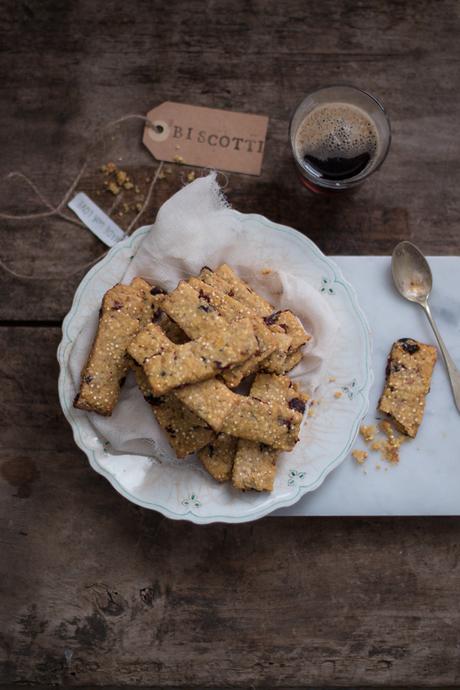 Biscotti con farina di kamut, quinoa e frutti rossi