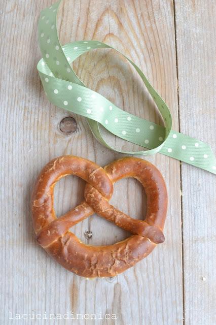 BRETZEL, LAUGENBREZEL, PRETZEL, PRETZL,BREZE O BREZN