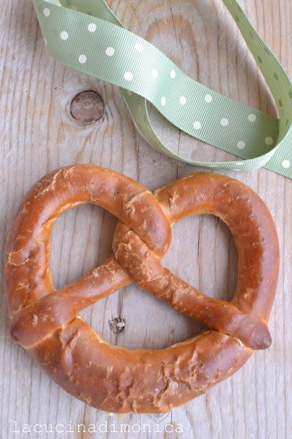 BRETZEL, LAUGENBREZEL, PRETZEL, PRETZL,BREZE O BREZN