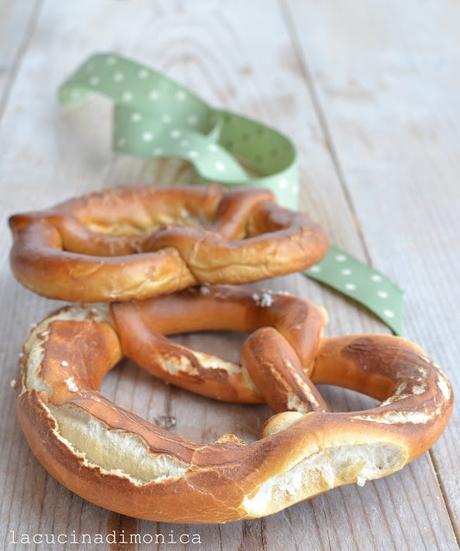 BRETZEL, LAUGENBREZEL, PRETZEL, PRETZL,BREZE O BREZN