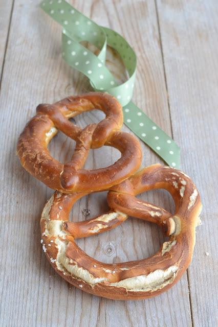 BRETZEL, LAUGENBREZEL, PRETZEL, PRETZL,BREZE O BREZN