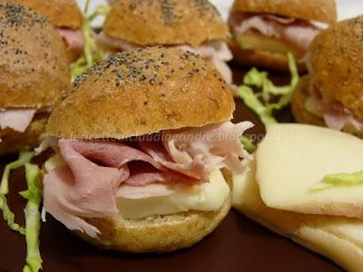 Mini panini con crusca, mix di semi, prosciutto cotto e taleggio