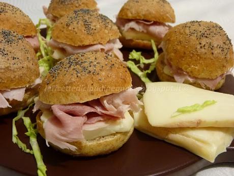 Mini panini con crusca, mix di semi, prosciutto cotto e taleggio