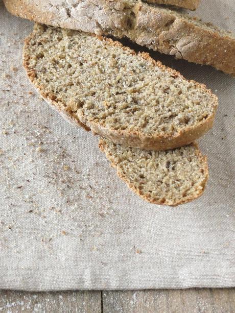 Pan di farro, farina di grano saraceno e semi di canapa