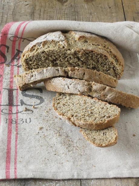 Pan di farro, farina di grano saraceno e semi di canapa