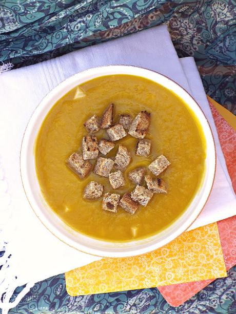 Zucca al cucchiaio con crostini integrali e coste di Parmigiano