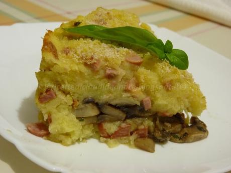 Torta di patate con funghi, scamorza e wurstel