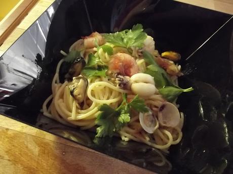 SPAGHETTI DI RISO E MAIS AI FRUTTI DI MARE