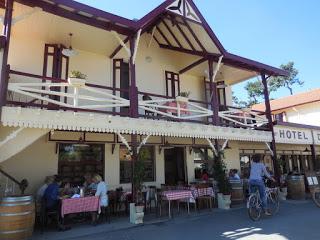 Cap Ferret: Herbe e la rue des chiens qui dorment